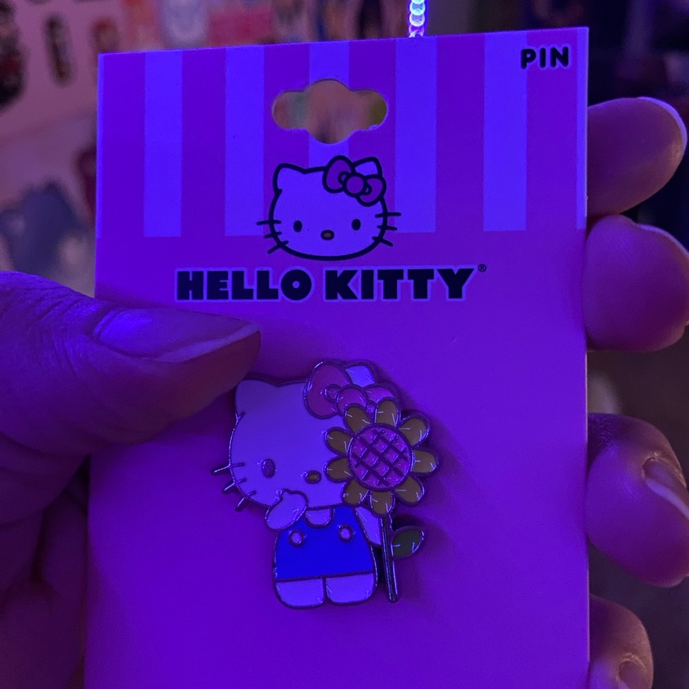 Hello Kitty Pin - Picture 2 of 3
